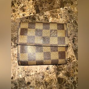 LOUIS VUITTON
2003 Damier Ebene Pattern Elise Wallet